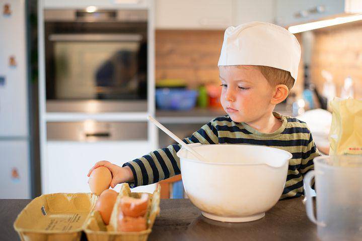 ilustrasi anak kecil memasak (pixabay.com/HutchRock)