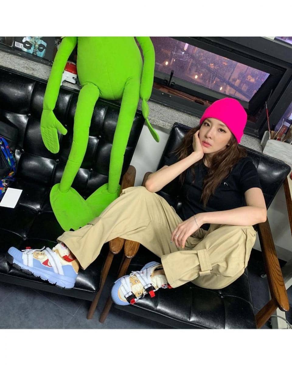 mix and match celana cargo ala Sandara Park eks 2NE1 (instagram.com/daraxxi)