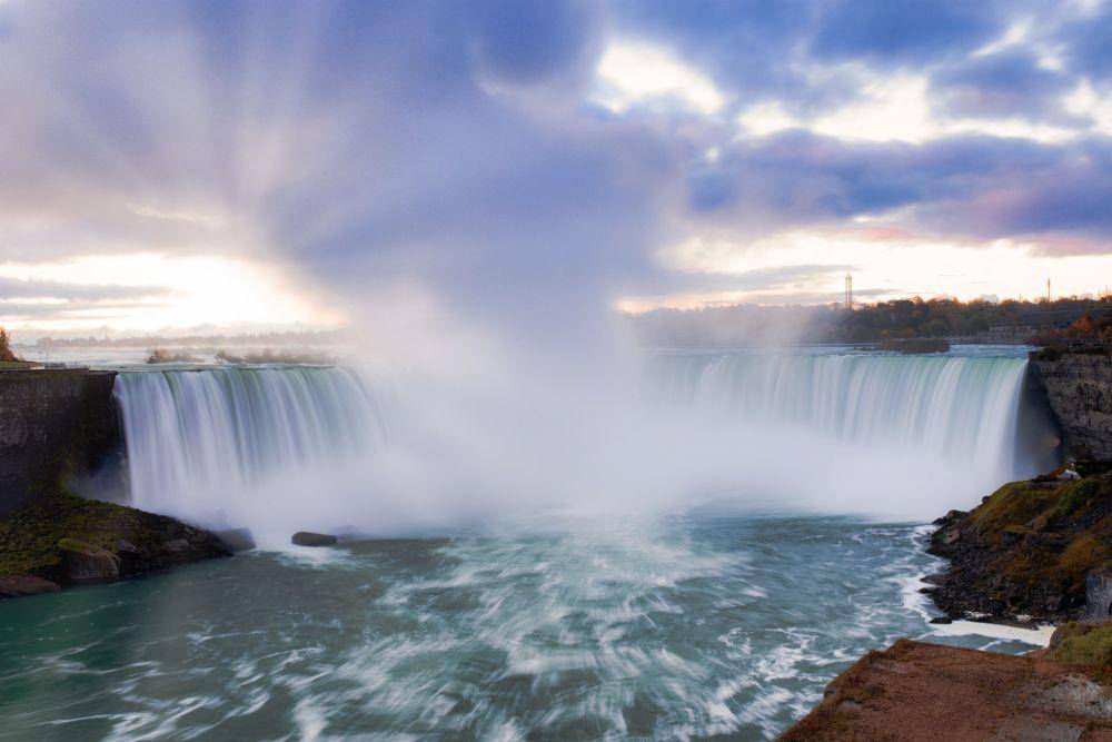 ilustrasi derasnya debit Air Terjun Niagara (unsplash.com/kyddvisuals)