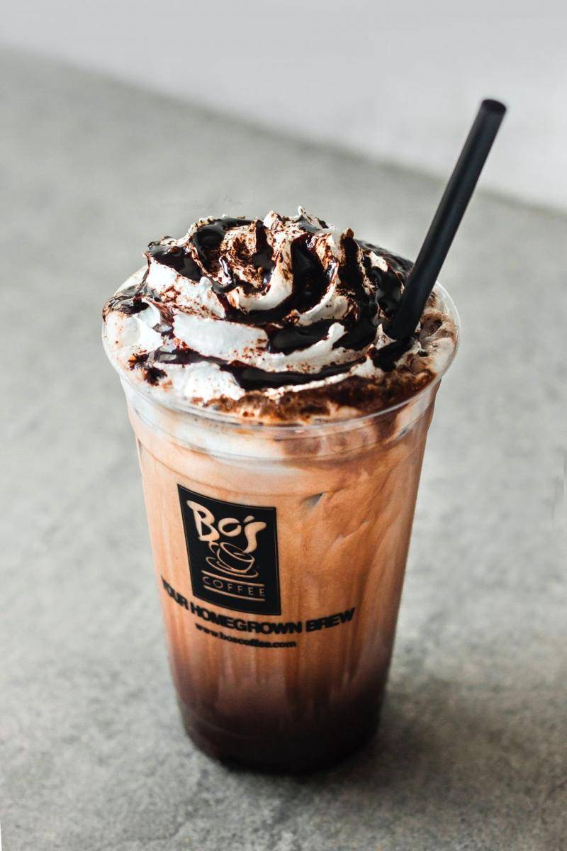 Ilustrasi iced mochaccino (unsplash.com/Eiliv-Sonas Aceron)