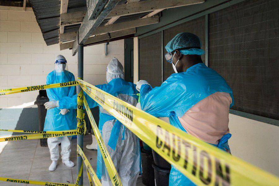 Petugas medis di Ghana yang sedang menangani virus Marburg. (Twitter.com/Francis Kasolo)