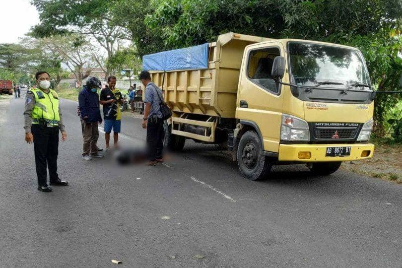 Senggolan Motor, Pembonceng Meninggal Usai Terlindas Truk