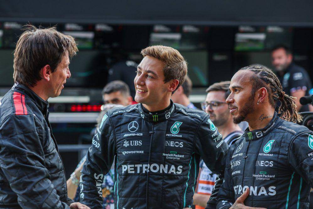 Toto Wolff, George Russell, dan Lewis Hamilton (formula1.com)