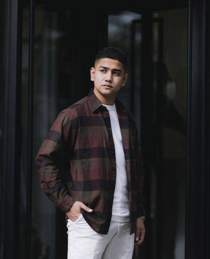 Padu padan celana chino Syakir Daulay (instagram.com/Syakir Daulay)