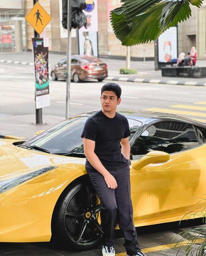 Padu padan celana chino Syakir Daulay (instagram.com/Syakir Daulay)