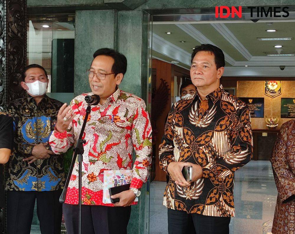 Ketua DKPP Heddy Lugito dan anggota DKPP Dewa Raka Sandi (IDN Times/Yosafat Diva Bayu Wisesa)