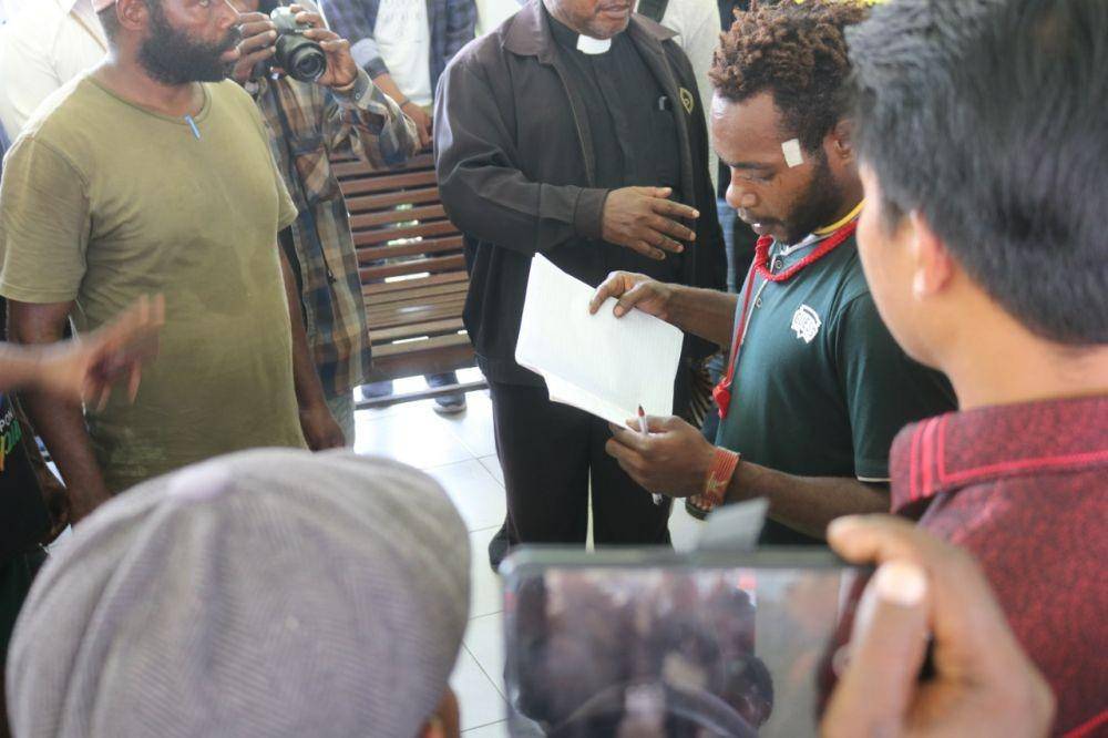 Perwakilan keluarga korban saat menerima penyerahan jenazah dari pihak RSUD Mimika, IDN Times/ Istimewa