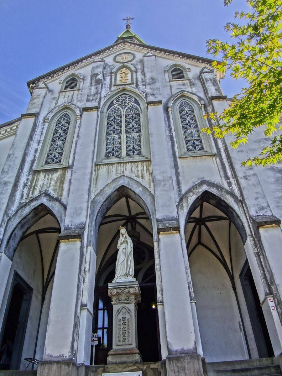patung Bunda Maria yang terbuat dari marmer putih di depan pintu masuk gereja, diimpor dari Prancis (Masoud Akbari, CC BY-SA 3.0, via Wikimedia Commons)
