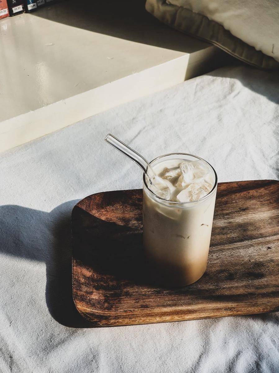 Ilustrasi banana latte (pexels.com/Adrian Vocalan)