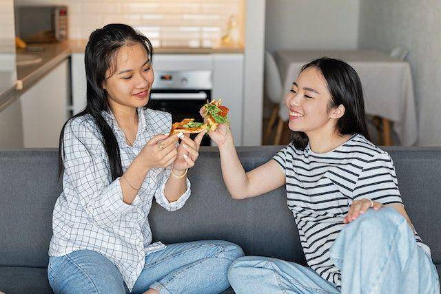 ilustrasi makan camilan bersama teman (pexels.com/Mikhail Nilov)
