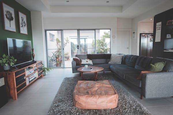 Ruangan Modern Minimalis dengan Karpet (pexels.com/Lachlan Ross)