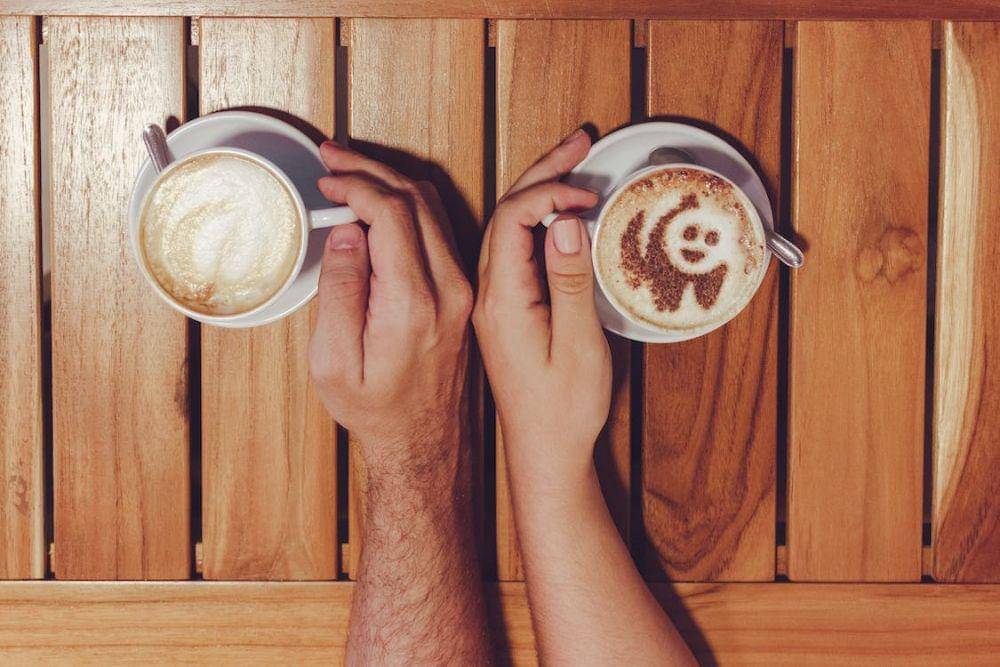 ilustrasi tangan dan kopi (pexels.com/Victor Freitas)
