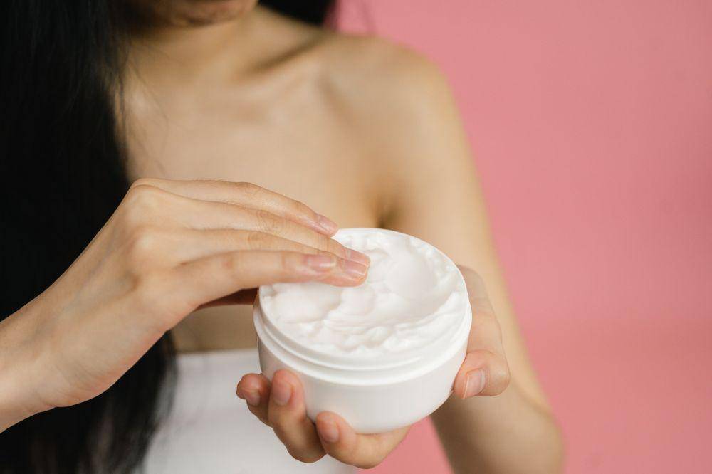 ilustrasi seorang wanita memakai body butter (pexels.com/SHVETS production)