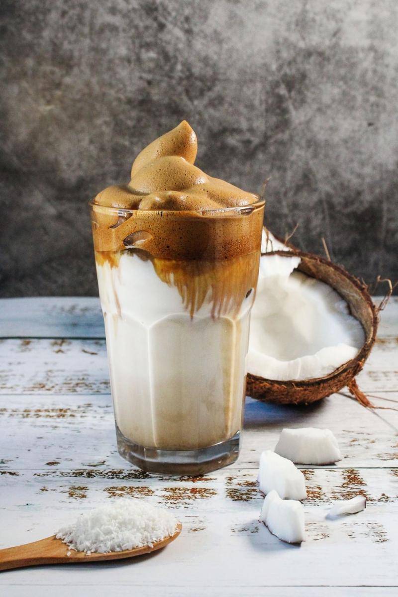 Ilustrasi coconut latte (pexels.com/Tijana Drndarski)