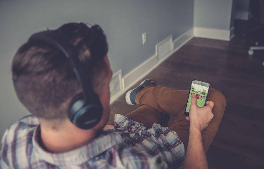 ilustrasi bermain smartphone (Unsplash.com/ Kenny Eliason)