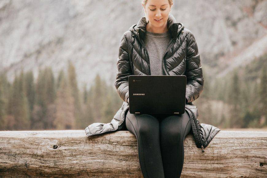ilustrasi wanita mencari ketenangan (Unsplash.com/Nathan Dumlao)