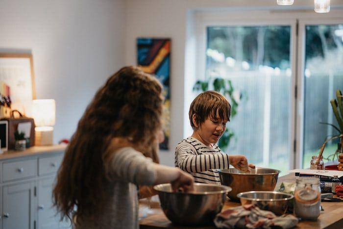 ilustrasi anak kecil memasak (unsplash.com/Annie Spratt)