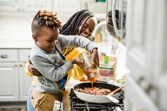 ilustrasi anak kecil memasak (unsplash.com/Beooke Lark)