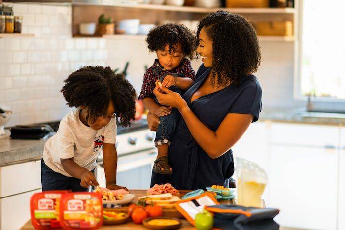 ilustrasi anak kecil memasak (unsplash.com/Hillshire Farm)