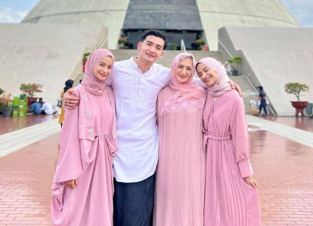 9 Potret Keluarga Mahdy Reza, Paras Dua Saudarinya Curi Perhatian