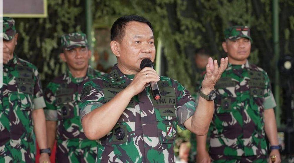 Kepala Staf TNI Angkatan Darat (KSAD) Jenderal Dudung Abdurachman ketika mengecek kesiapan pasukan Yonif 123/BS, Kabupaten Kampar, Riau. (www.instagram.com/@dudung_abdurachman)