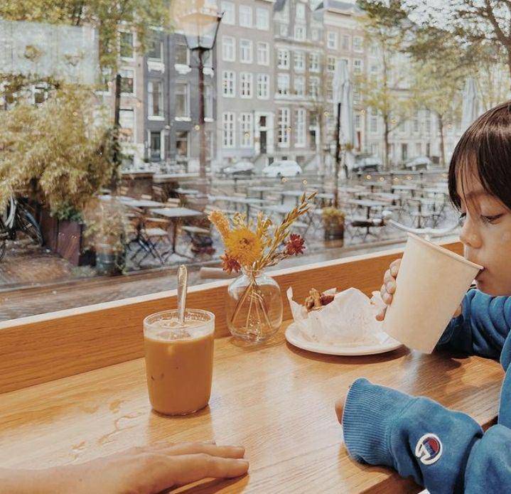 Potret Sekala saat minum kopi. Instagram.com/ayudiac