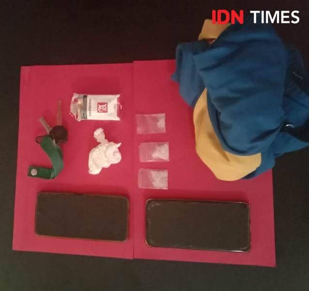 Barang bukti sabu-sabu dan handphone yang disita dari tersangka WS dan ZA (IDN Times/Ervan)