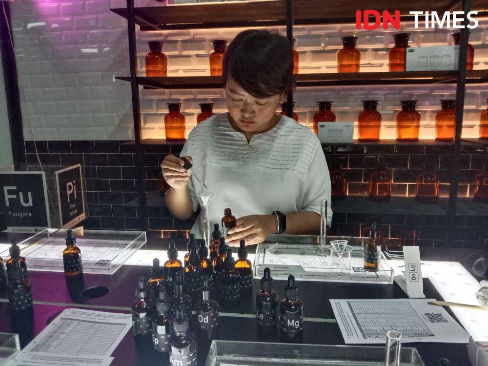 Meracik parfum di Oo La Lab, Jumat (9/9/2022). (dok. pribadi)