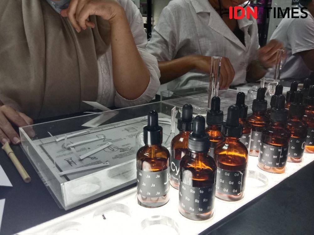 27 varian wewangian dalam kelas dasar meracik parfum Oo La Lab Singapore (9/9/2022). (IDN Times/Febriyanti Revitasari)