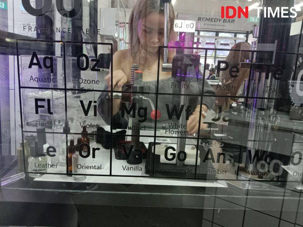 Amanda sedang mengemas parfum racikan peserta kelas Oo La Lab (9/9/2022). (dok. Jenius)
