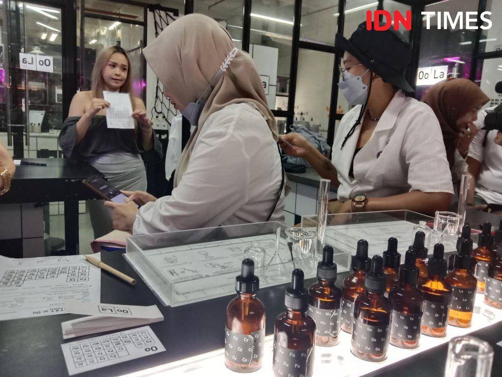 Amanda Wong menjelaskan langkah-langkah meracik parfum (9/9/2022). (IDN Times/Febriyanti Revitasari)