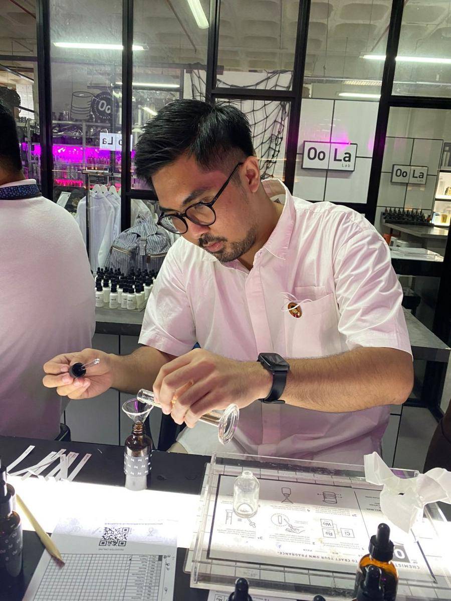 Salah satu tim Jenius sedang meracik parfum (9/9/2022). (dok. Jenius)