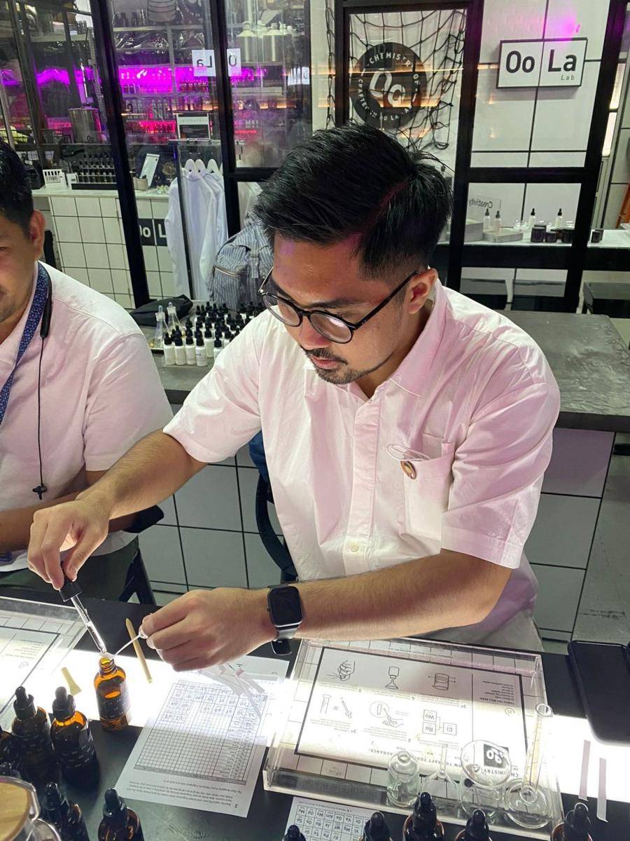 Salah satu tim Jenius sedang meracik parfum (9/9/2022). (dok. Jenius)
