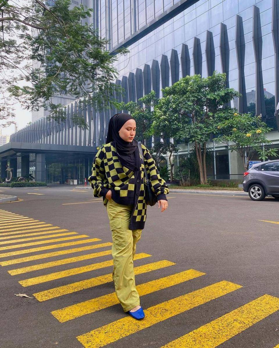 inspirasi outfit hijab warna lime (instagram.com/nissachair)