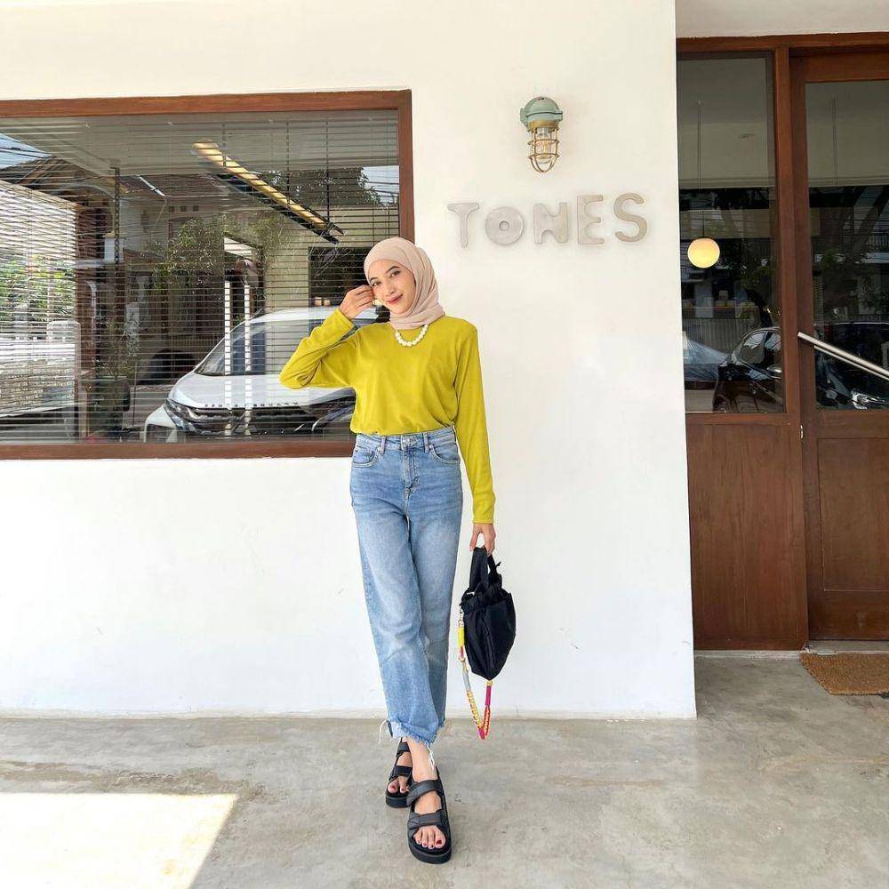 inspirasi outfit hijab warna lime (instagram.com/rafikarahmaaa)