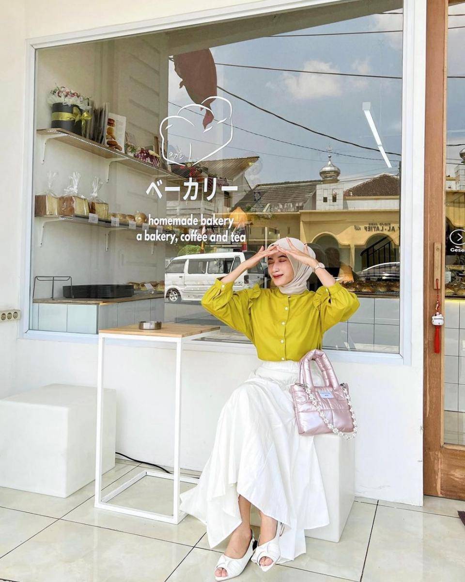 inspirasi outfit hijab warna lime (instagram.com/rafikarahmaaa)