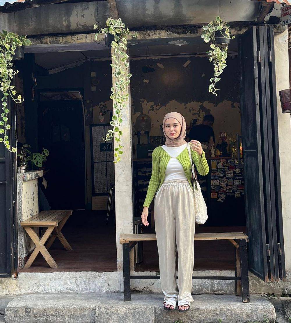 inspirasi outfit hijab warna lime (instagram.com/yurezalina)