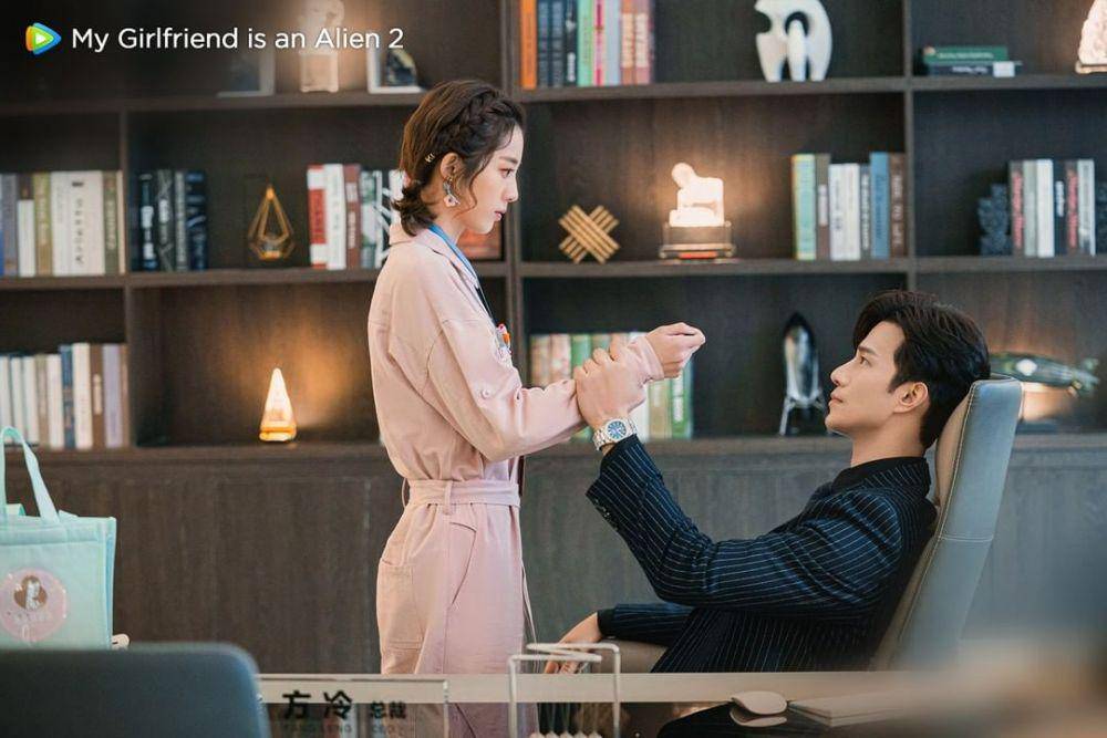 Bie Thassapak Hsu dan Wan Peng pemeran utama dalam drama My Girlfriend is an Alien 2 (dok. WeTV/My Girlfriend is an Alien 2)