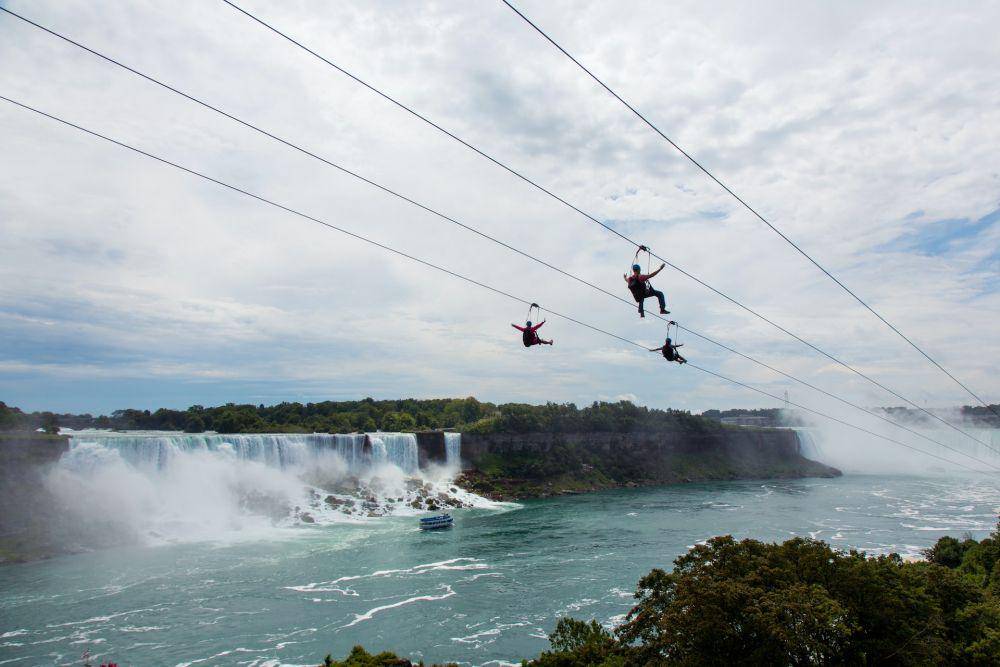 atraksi zipline di Air Terjun Niagara (unsplash.com/arossphotography)