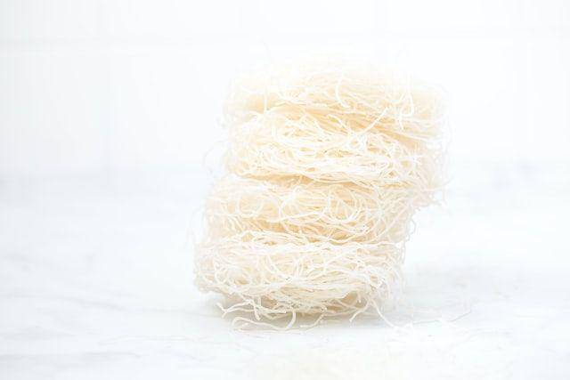 ilustrasi bihun mentah (unsplash.com/Baked and Raw by Karolin Baitinger)