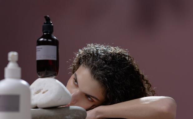 5 Tips Efektif Lindungi Rambut Keriting dari Kelembapan dan Kusut