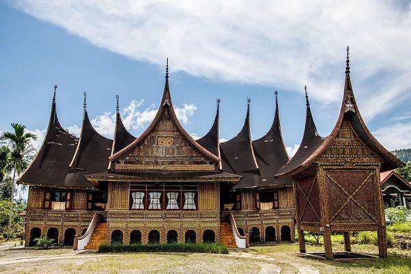 Rumah Adat Minangkabau (instagram.com/okd_kuliner_kuidaore)