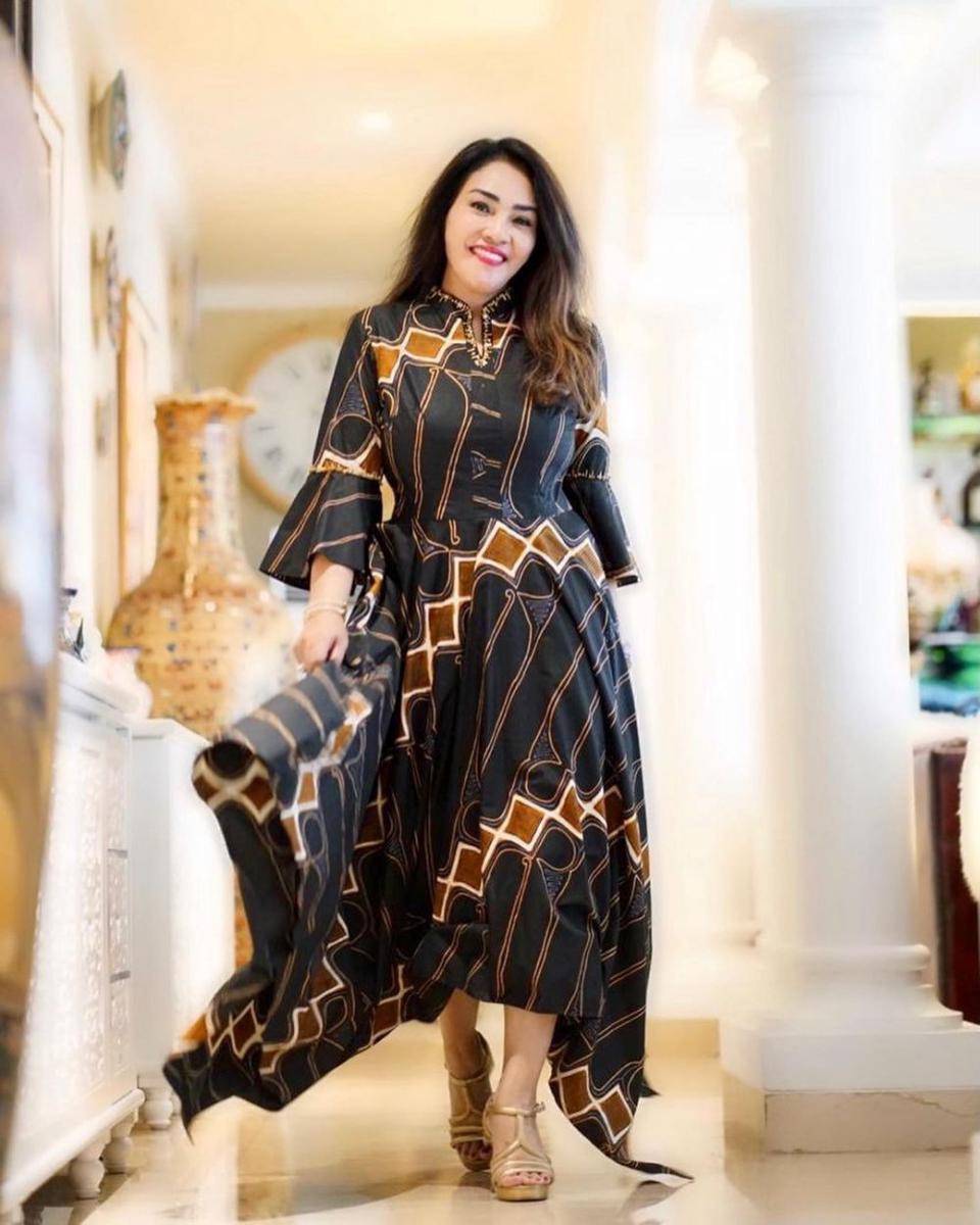 dress pesta hitam (instagram.com/elizabethkardinal)