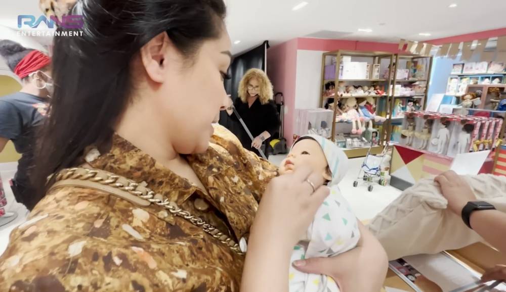 momen Gigi beli boneka bayi di Amerika (youtube.com/RANS Entertainment)