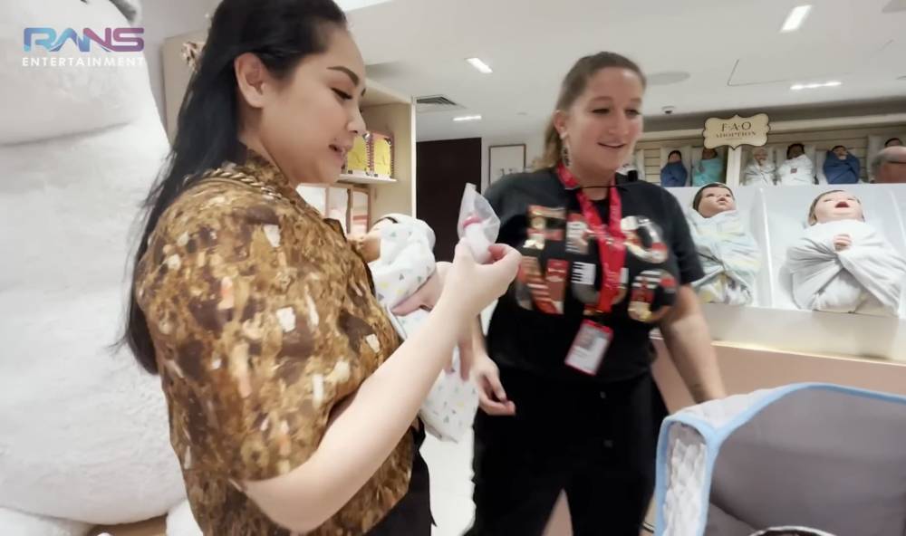 momen Gigi beli boneka bayi di Amerika (youtube.com/RANS Entertainment)