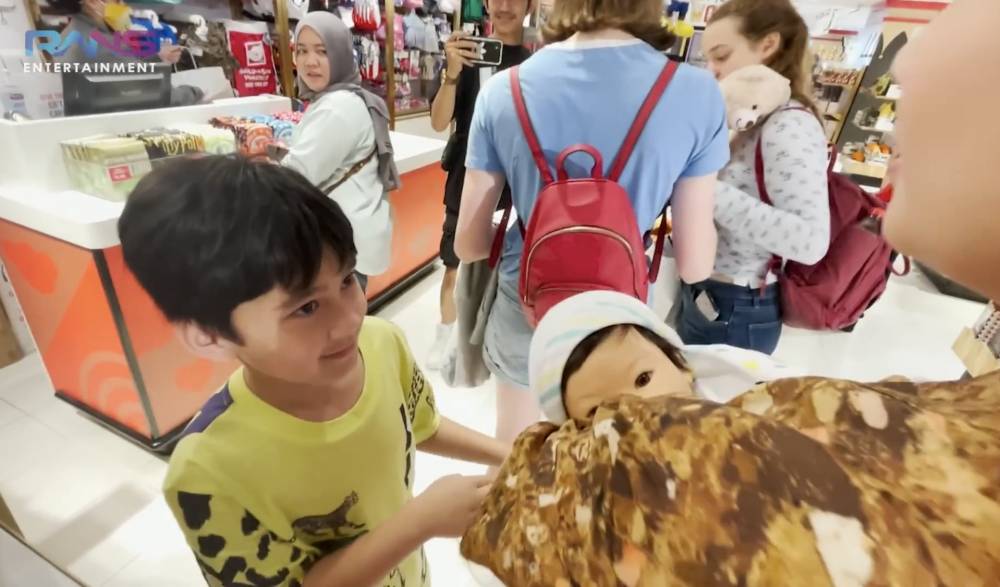 momen Gigi beli boneka bayi di Amerika (youtube.com/RANS Entertainment)