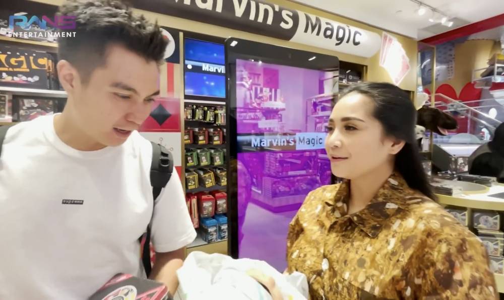 momen Gigi beli boneka bayi di Amerika (youtube.com/RANS Entertainment)