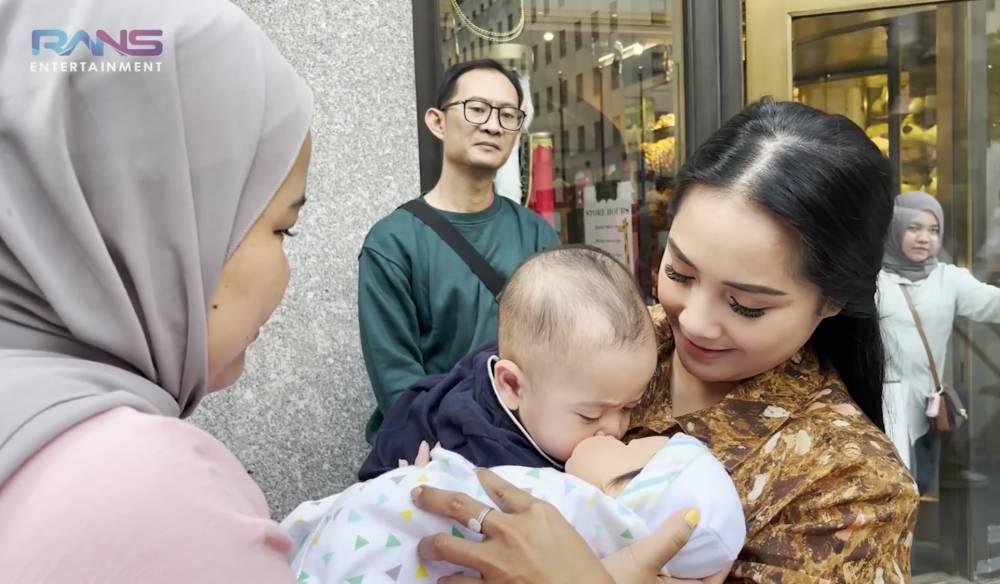 momen Gigi beli boneka bayi di Amerika (youtube.com/RANS Entertainment)