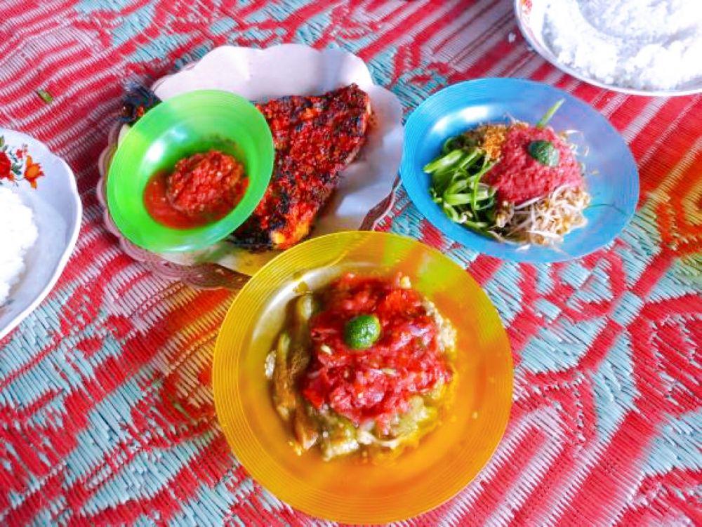 Aneka Hidangan Seafood di Pantai Gading Lombok, Ikannya Segar!