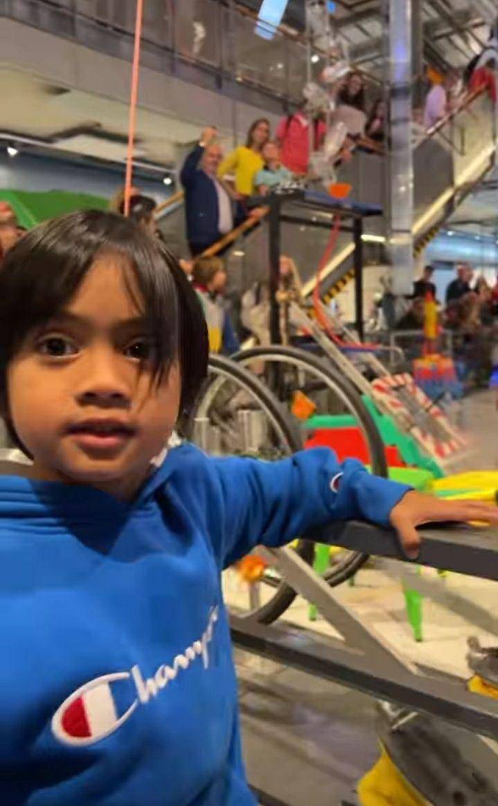 Potret Sekala dan saat di Nemo Science Museum. Instagram.com/ayudiac
